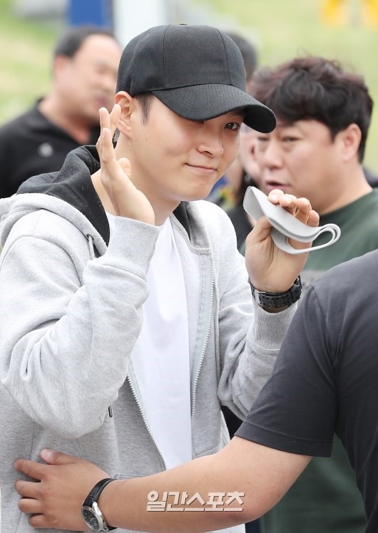 Joo Won tươi cười vẫy chào khán giả lên đường đi thực hiện nghĩa vụ quân sự