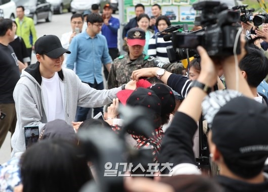 Joo Won tươi cười vẫy chào khán giả lên đường đi thực hiện nghĩa vụ quân sự