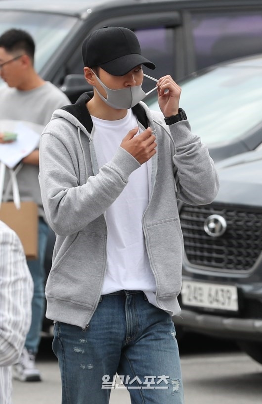 Joo Won tươi cười vẫy chào khán giả lên đường đi thực hiện nghĩa vụ quân sự
