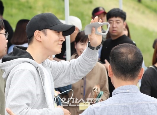 Joo Won tươi cười vẫy chào khán giả lên đường đi thực hiện nghĩa vụ quân sự