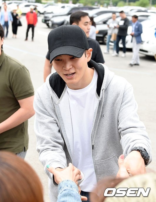 Joo Won tươi cười vẫy chào khán giả lên đường đi thực hiện nghĩa vụ quân sự
