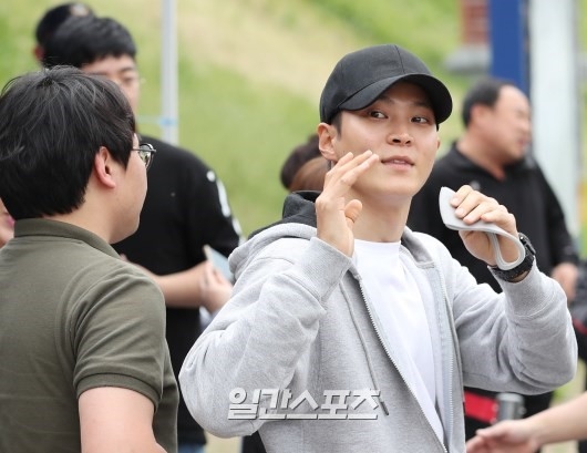 Joo Won tươi cười vẫy chào khán giả lên đường đi thực hiện nghĩa vụ quân sự