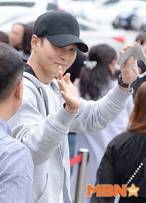 Joo Won tươi cười vẫy chào khán giả lên đường đi thực hiện nghĩa vụ quân sự