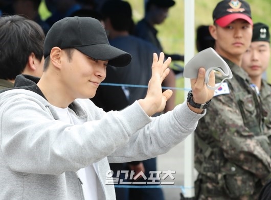 Joo Won tươi cười vẫy chào khán giả lên đường đi thực hiện nghĩa vụ quân sự