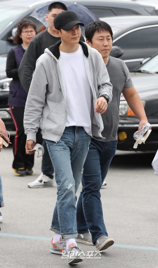 Joo Won tươi cười vẫy chào khán giả lên đường đi thực hiện nghĩa vụ quân sự