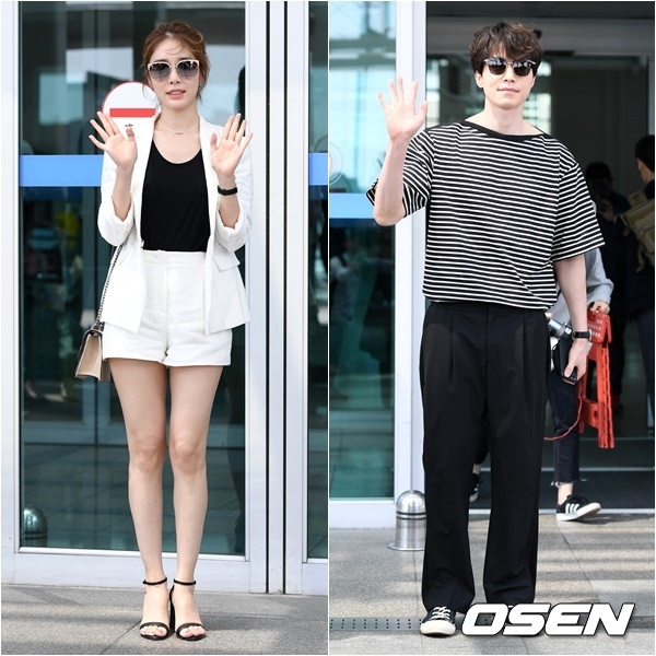Cặp đôi 'Goblin' Lee Dong Wook - Yoo In Na không hẹn mà cùng ton-sur-ton sáng bừng tại sân bay