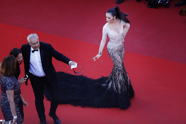 Lý Nhã Kỳ gây bất ngờ với vẻ đẹp hoang dại tựa nữ hoàng Cleopatra trên thảm đỏ Cannes