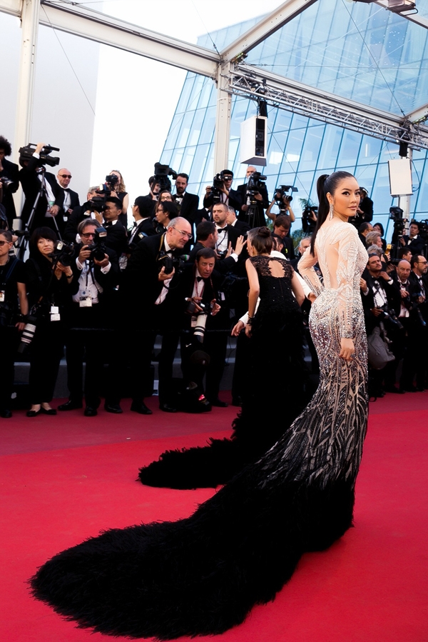 Lý Nhã Kỳ gây bất ngờ với vẻ đẹp hoang dại tựa nữ hoàng Cleopatra trên thảm đỏ Cannes