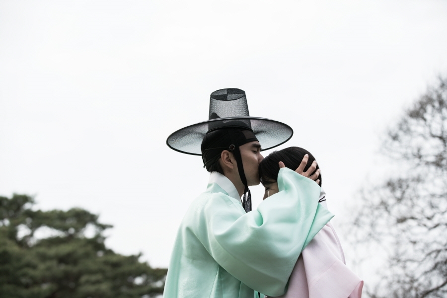 Ngắm hậu trường 'nụ hôn trán 30 giây' đẹp hơn phim của Yoo Seung Ho và Kim So Hyun