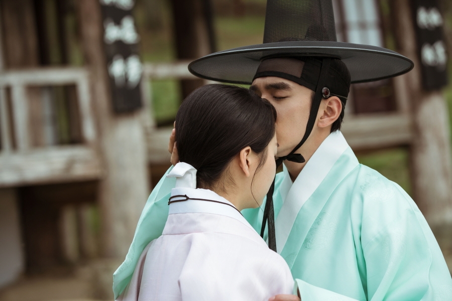 Ngắm hậu trường 'nụ hôn trán 30 giây' đẹp hơn phim của Yoo Seung Ho và Kim So Hyun
