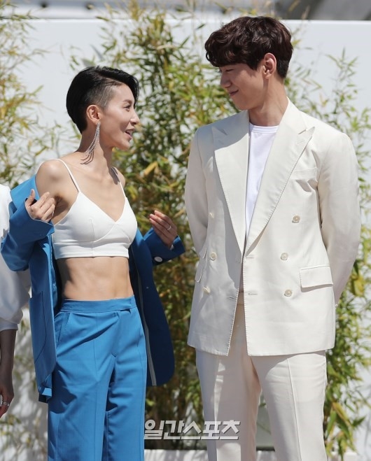 Trang phục thiếu vải, tóc ngắn, 'ác nữ' 7x Kim Seo Hyung tự tin khoe cá tính trên thảm đỏ Cannes