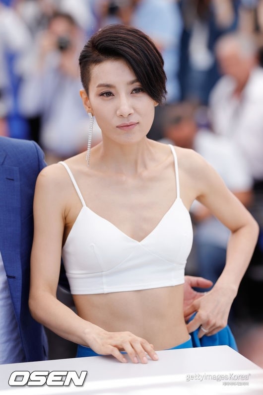 Trang phục thiếu vải, tóc ngắn, 'ác nữ' 7x Kim Seo Hyung tự tin khoe cá tính trên thảm đỏ Cannes
