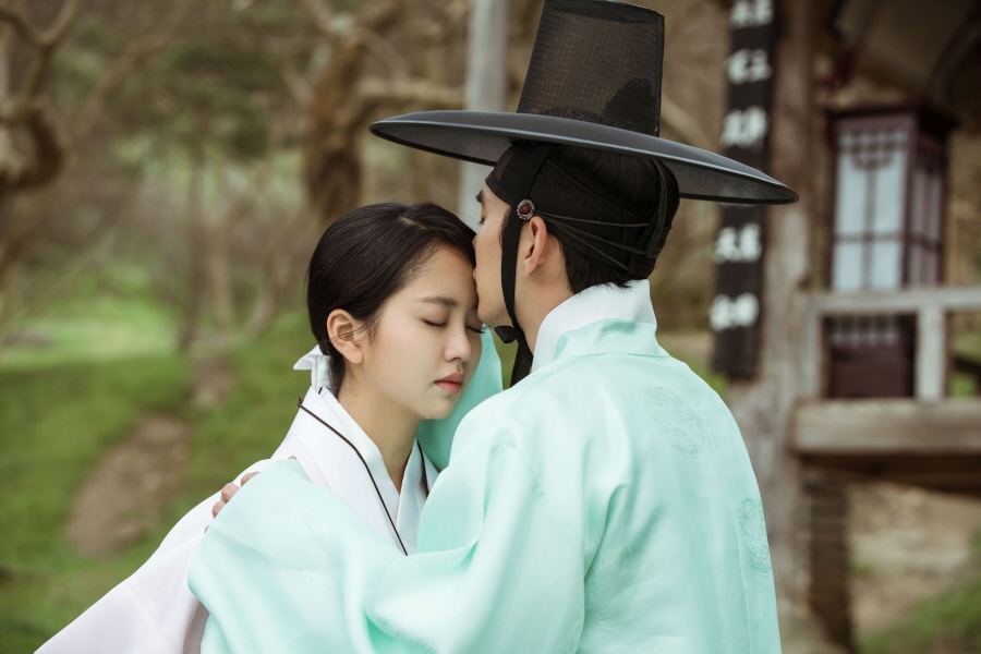 Ngắm hậu trường 'nụ hôn trán 30 giây' đẹp hơn phim của Yoo Seung Ho và Kim So Hyun