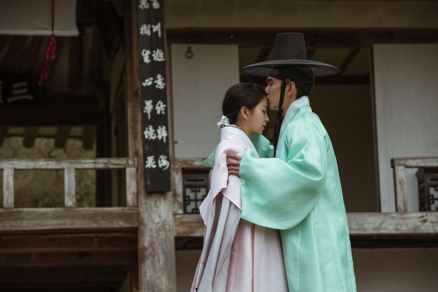 Ngắm hậu trường 'nụ hôn trán 30 giây' đẹp hơn phim của Yoo Seung Ho và Kim So Hyun