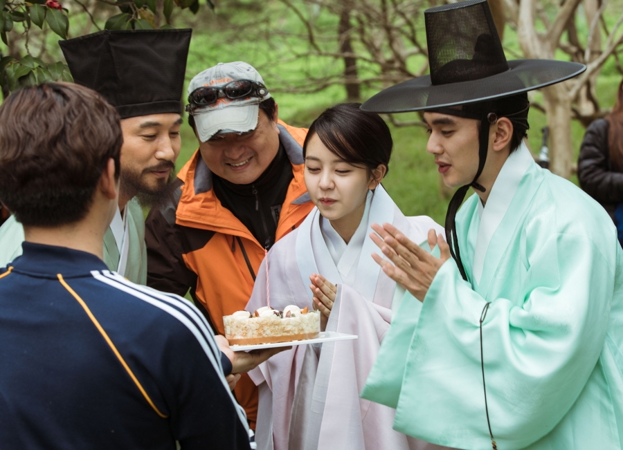 Ngắm hậu trường 'nụ hôn trán 30 giây' đẹp hơn phim của Yoo Seung Ho và Kim So Hyun