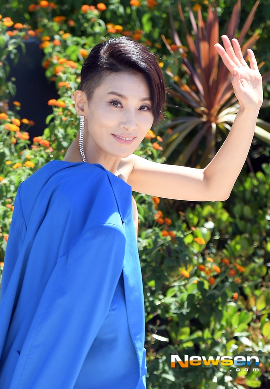Trang phục thiếu vải, tóc ngắn, 'ác nữ' 7x Kim Seo Hyung tự tin khoe cá tính trên thảm đỏ Cannes