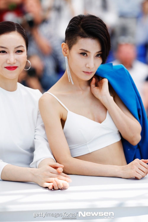 Trang phục thiếu vải, tóc ngắn, 'ác nữ' 7x Kim Seo Hyung tự tin khoe cá tính trên thảm đỏ Cannes
