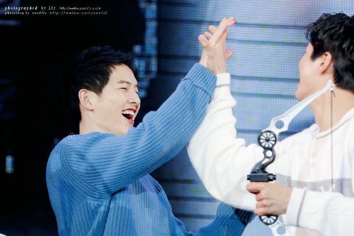 Song Joong Ki và Park Bo Gum khiến fan phát cuồng vì độ thân thiết tuyệt đối