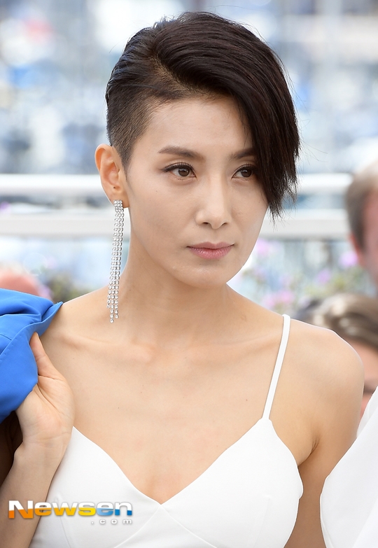 Trang phục thiếu vải, tóc ngắn, 'ác nữ' 7x Kim Seo Hyung tự tin khoe cá tính trên thảm đỏ Cannes