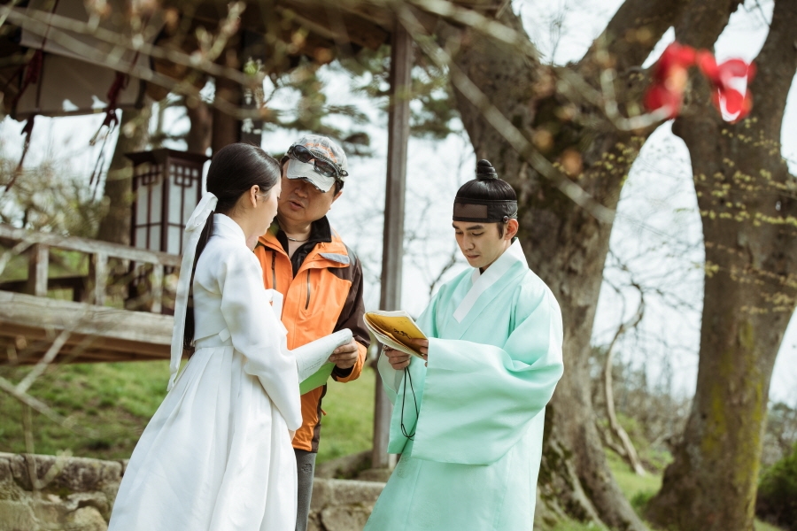 Ngắm hậu trường 'nụ hôn trán 30 giây' đẹp hơn phim của Yoo Seung Ho và Kim So Hyun