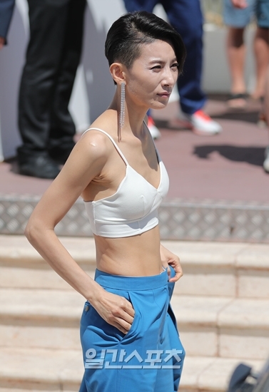 Trang phục thiếu vải, tóc ngắn, 'ác nữ' 7x Kim Seo Hyung tự tin khoe cá tính trên thảm đỏ Cannes