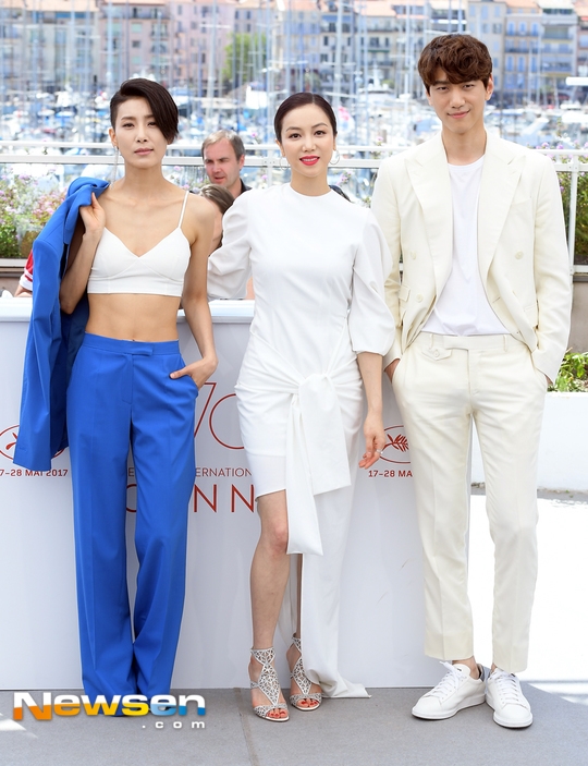 Trang phục thiếu vải, tóc ngắn, 'ác nữ' 7x Kim Seo Hyung tự tin khoe cá tính trên thảm đỏ Cannes