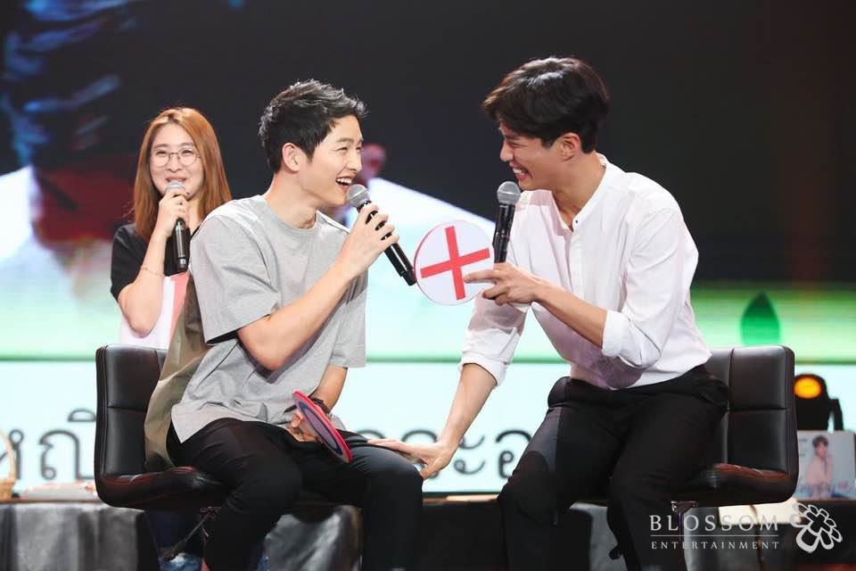 Song Joong Ki và Park Bo Gum khiến fan phát cuồng vì độ thân thiết tuyệt đối