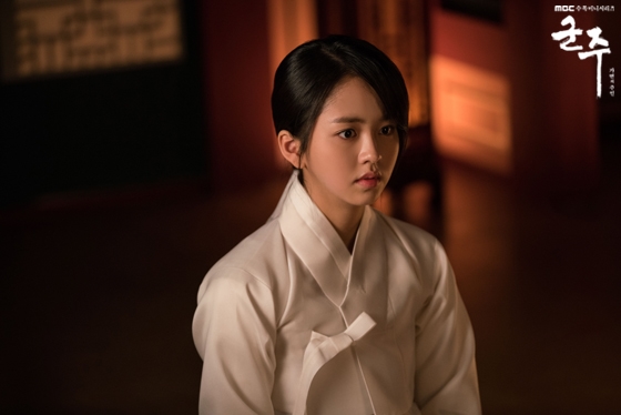 Ngắm loạt hình chứng tỏ Kim So Hyun chính là Nữ thần Hanbok 9x của Hàn