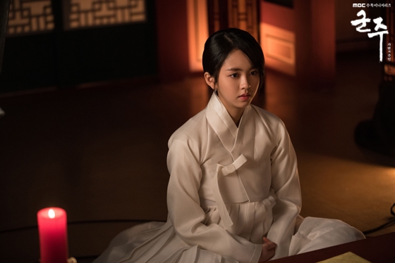 Ngắm loạt hình chứng tỏ Kim So Hyun chính là Nữ thần Hanbok 9x của Hàn
