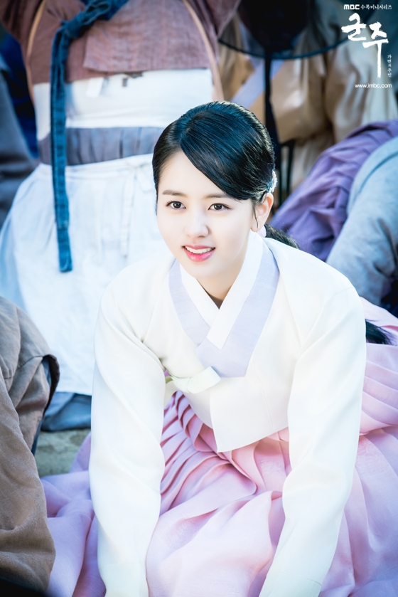 Ngắm loạt hình chứng tỏ Kim So Hyun chính là Nữ thần Hanbok 9x của Hàn