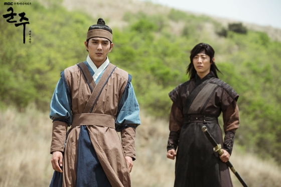 'Ruler: Master of the Mask' tung ảnh Yoo Seung Ho và Kim So Hyun lãng mạn trên lưng ngựa
