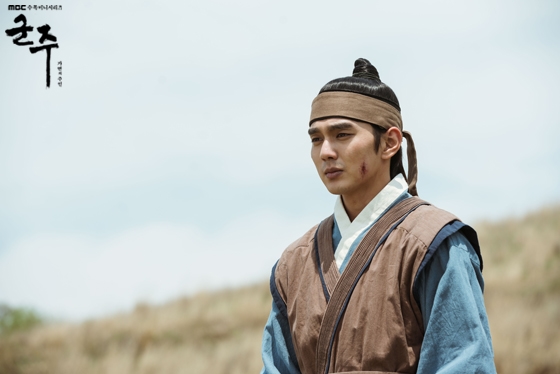 'Ruler: Master of the Mask' tung ảnh Yoo Seung Ho và Kim So Hyun lãng mạn trên lưng ngựa