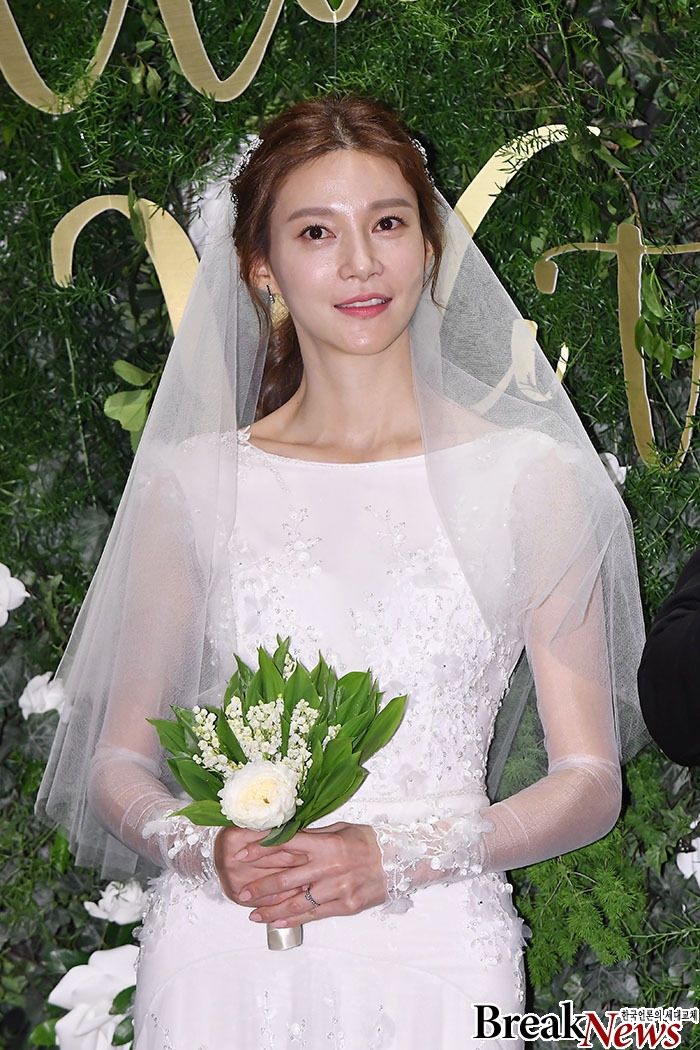 Joo Sang Wook - Cha Ye Ryun ngọt ngào, hạnh phúc trong họp báo đám cưới