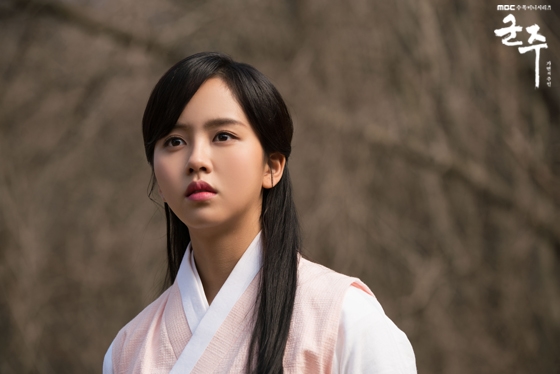 'Ruler: Master of the Mask' tung ảnh Yoo Seung Ho và Kim So Hyun lãng mạn trên lưng ngựa