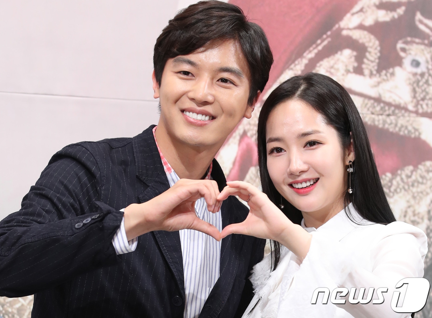 Park Min Young cực xinh đẹp dịu dàng ngọt ngào bên hai bạn diễn nam trong họp báo 'Seven Days Queen'
