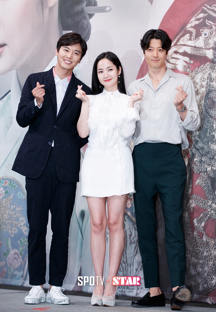 Park Min Young cực xinh đẹp dịu dàng ngọt ngào bên hai bạn diễn nam trong họp báo 'Seven Days Queen'
