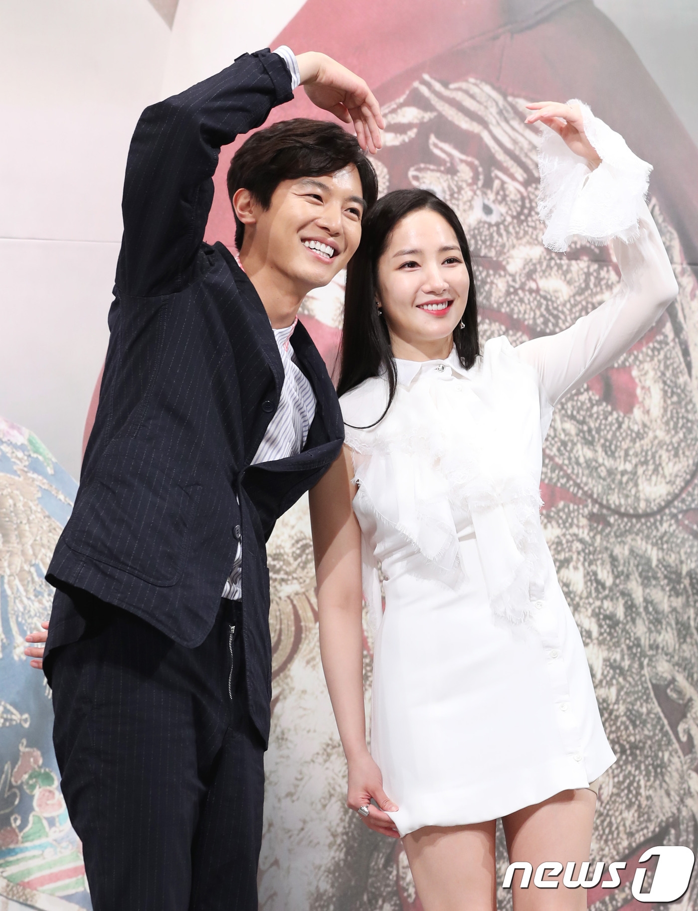 Park Min Young cực xinh đẹp dịu dàng ngọt ngào bên hai bạn diễn nam trong họp báo 'Seven Days Queen'