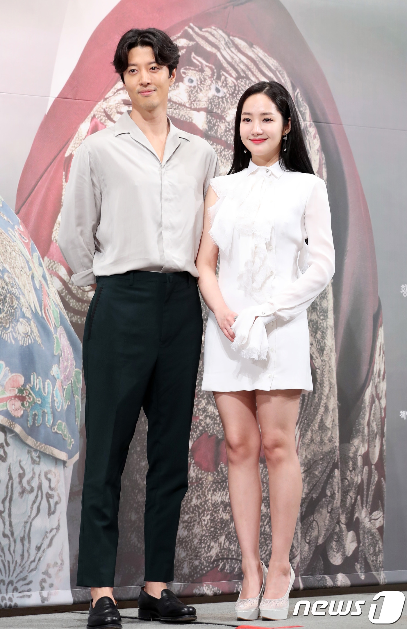 Park Min Young cực xinh đẹp dịu dàng ngọt ngào bên hai bạn diễn nam trong họp báo 'Seven Days Queen'