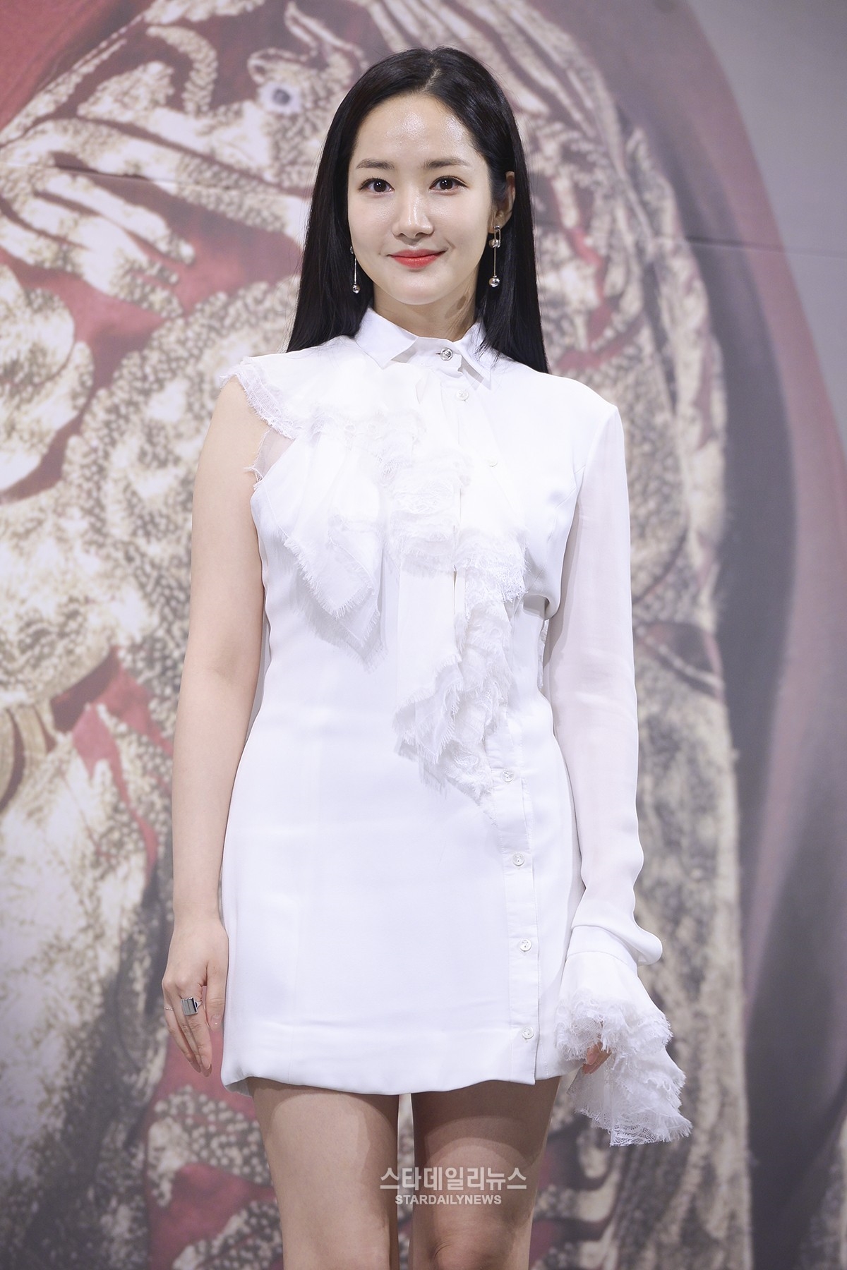 Park Min Young cực xinh đẹp dịu dàng ngọt ngào bên hai bạn diễn nam trong họp báo 'Seven Days Queen'