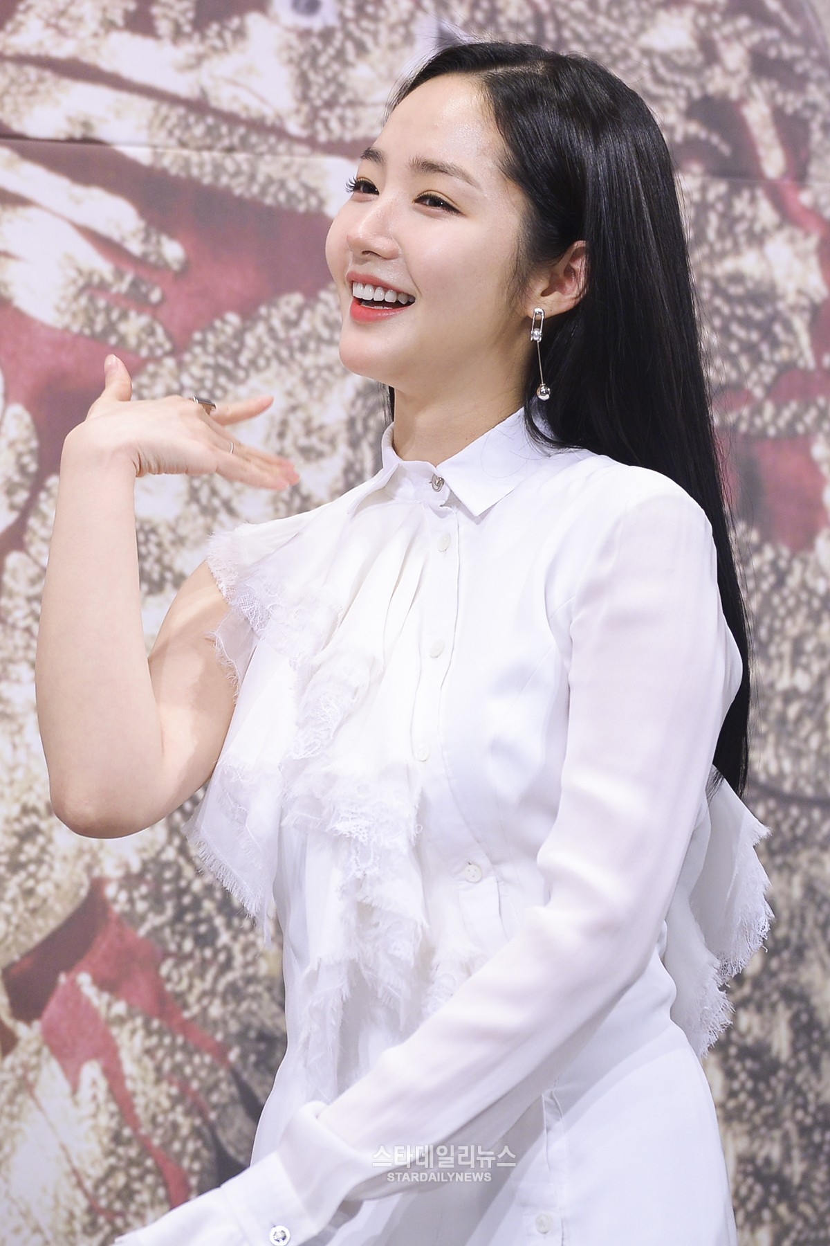 Park Min Young cực xinh đẹp dịu dàng ngọt ngào bên hai bạn diễn nam trong họp báo 'Seven Days Queen'