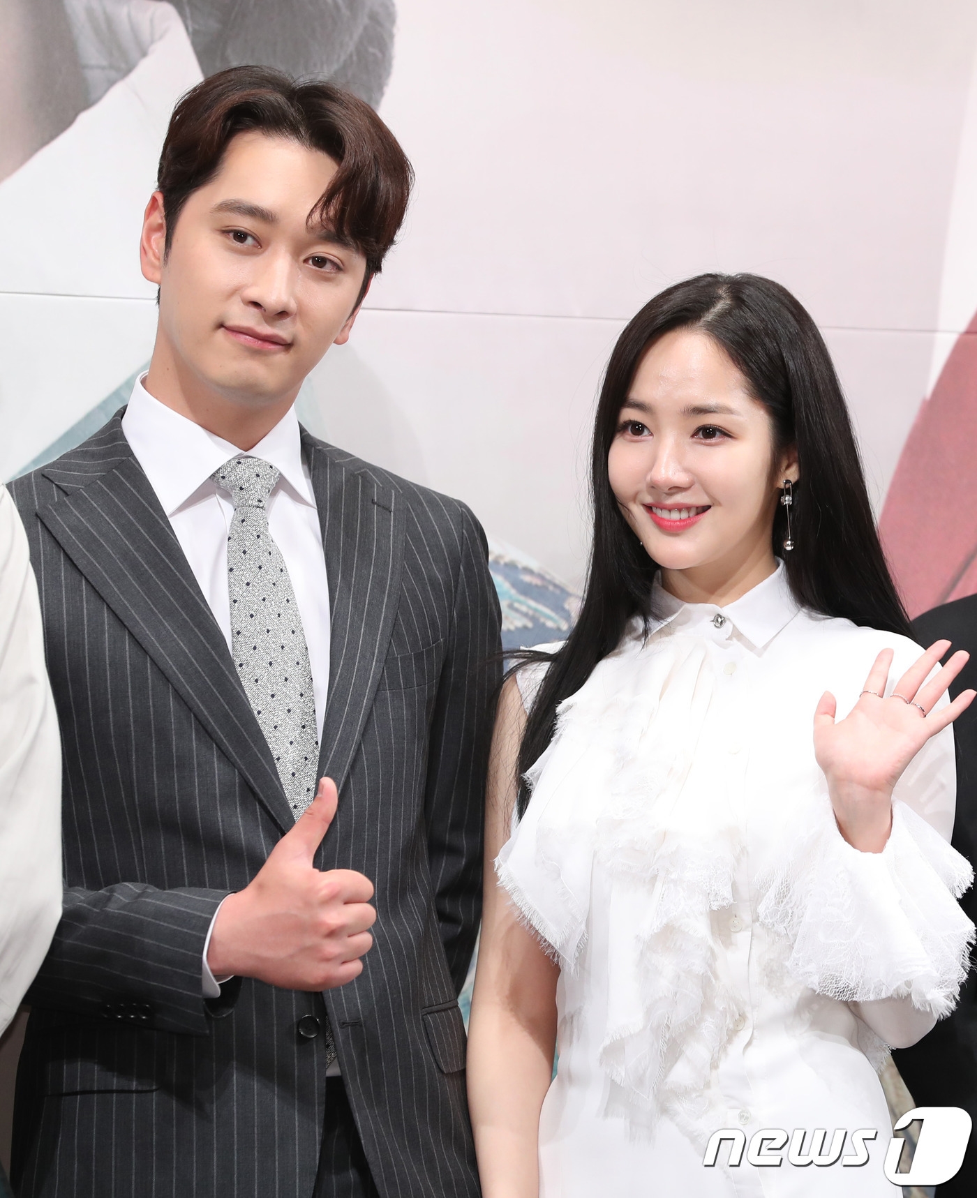 Park Min Young cực xinh đẹp dịu dàng ngọt ngào bên hai bạn diễn nam trong họp báo 'Seven Days Queen'