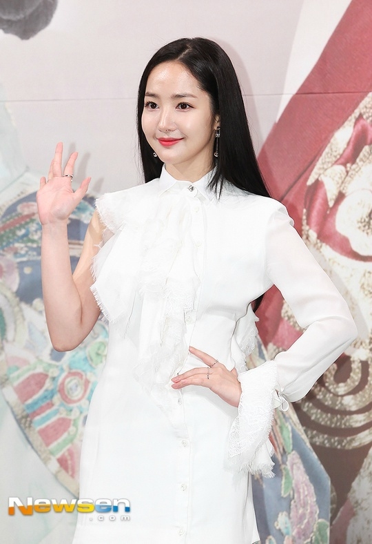 Park Min Young cực xinh đẹp dịu dàng ngọt ngào bên hai bạn diễn nam trong họp báo 'Seven Days Queen'