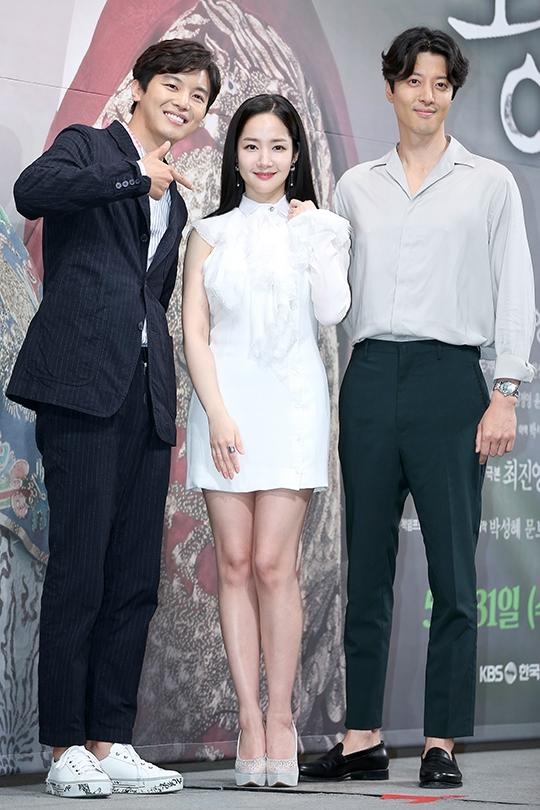 Park Min Young cực xinh đẹp dịu dàng ngọt ngào bên hai bạn diễn nam trong họp báo 'Seven Days Queen'