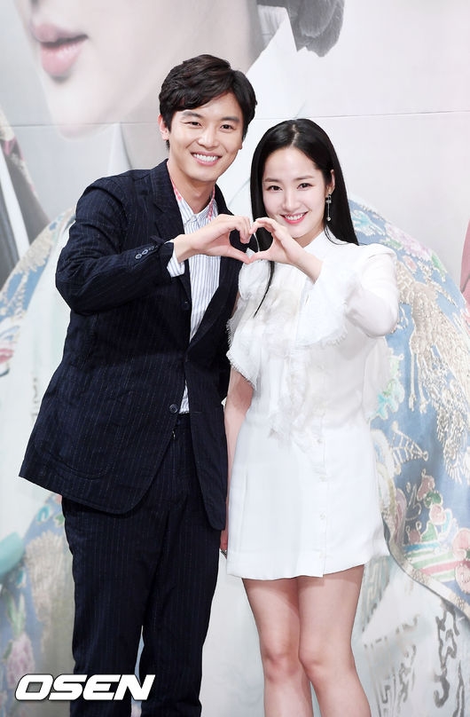 Park Min Young cực xinh đẹp dịu dàng ngọt ngào bên hai bạn diễn nam trong họp báo 'Seven Days Queen'