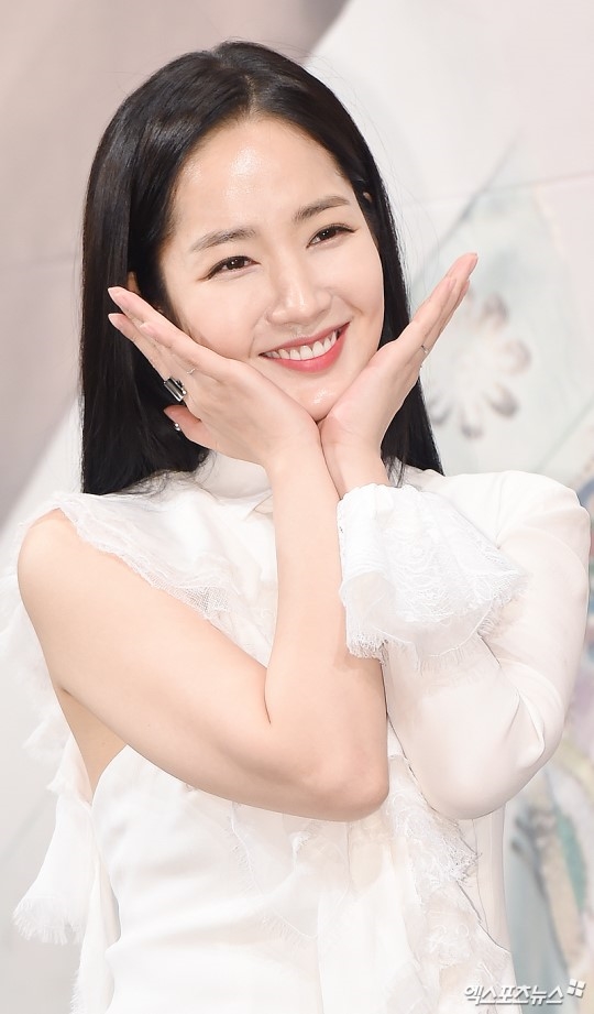 Park Min Young cực xinh đẹp dịu dàng ngọt ngào bên hai bạn diễn nam trong họp báo 'Seven Days Queen'