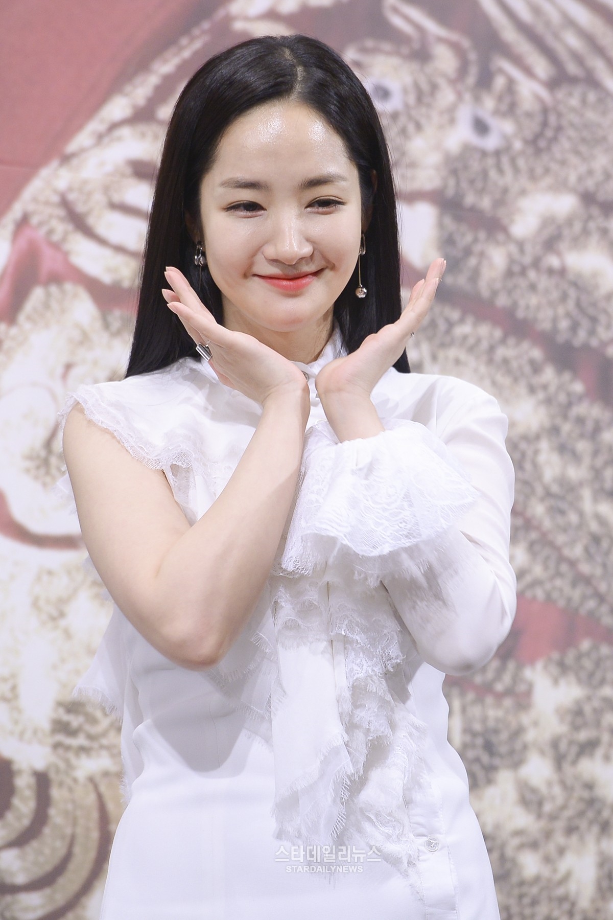 Park Min Young cực xinh đẹp dịu dàng ngọt ngào bên hai bạn diễn nam trong họp báo 'Seven Days Queen'