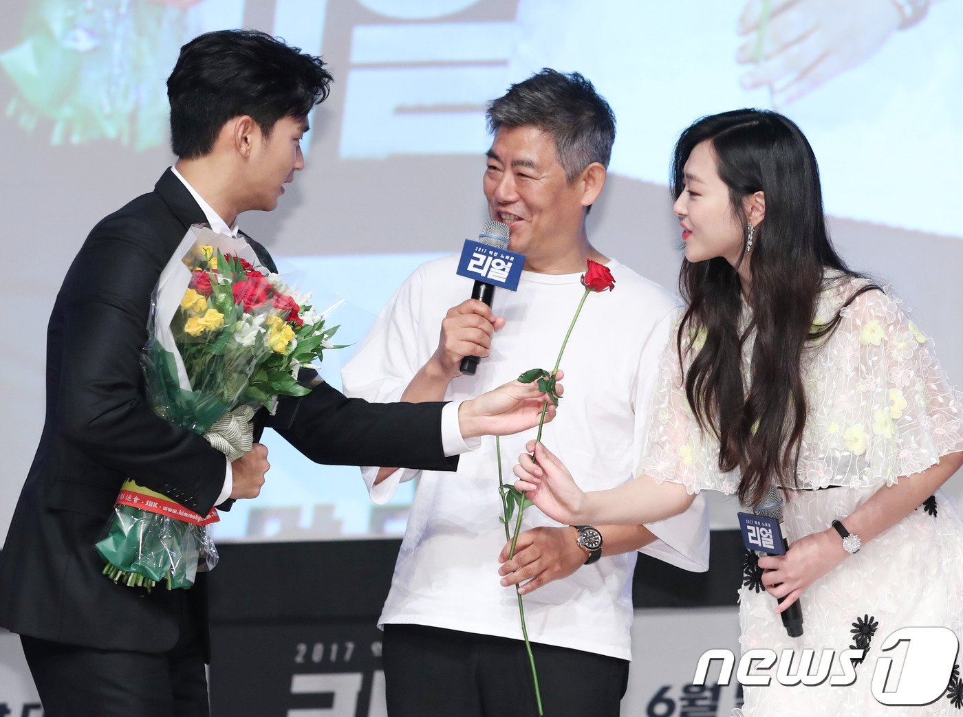 Sulli xinh đẹp, dịu dàng sánh đôi bên Kim Soo Hyun trong buổi họp báo movie mới