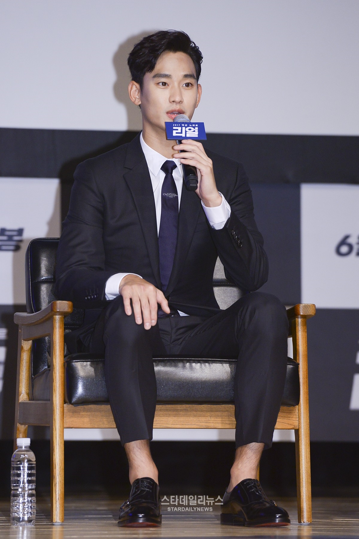 Sulli xinh đẹp, dịu dàng sánh đôi bên Kim Soo Hyun trong buổi họp báo movie mới