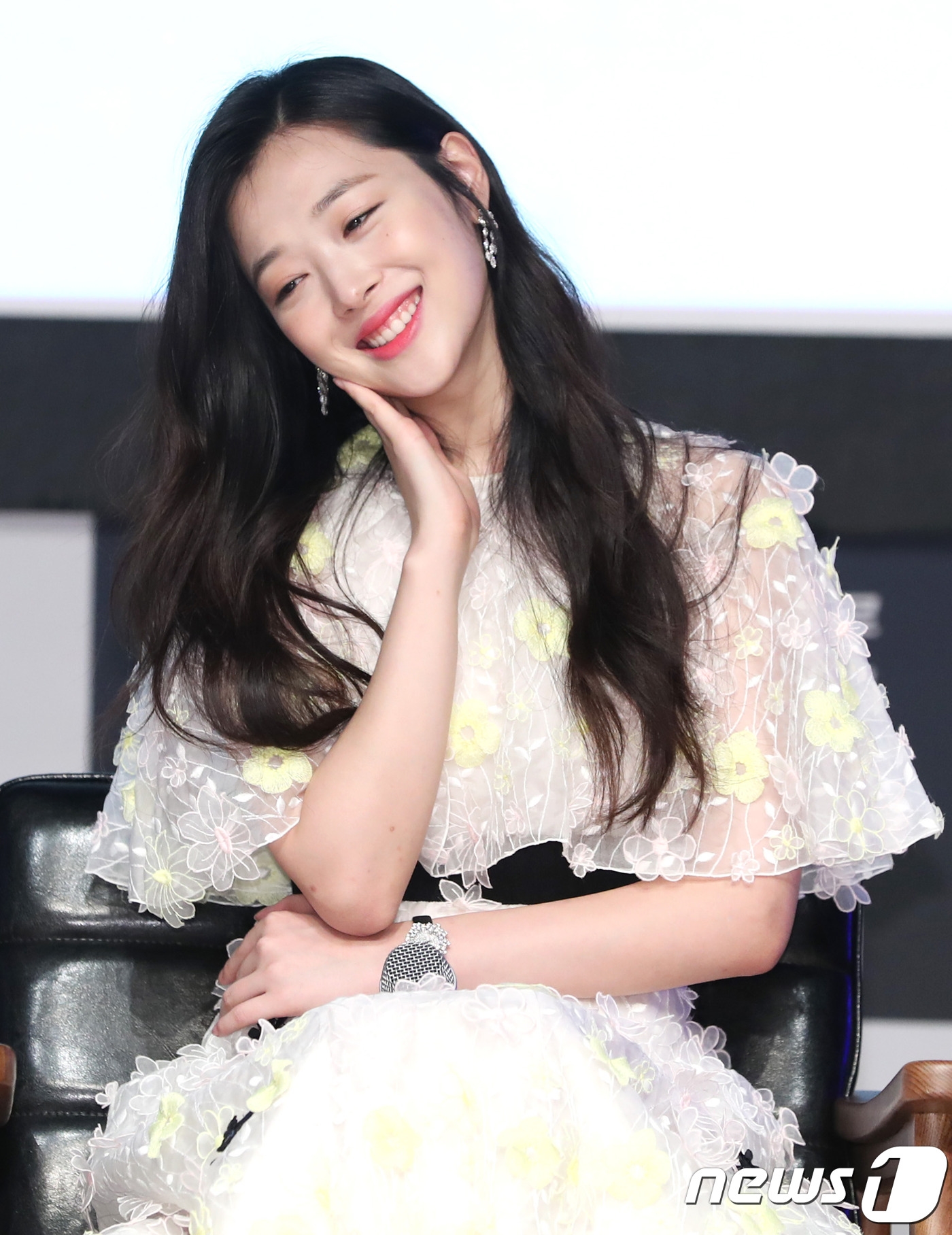Sulli xinh đẹp, dịu dàng sánh đôi bên Kim Soo Hyun trong buổi họp báo movie mới