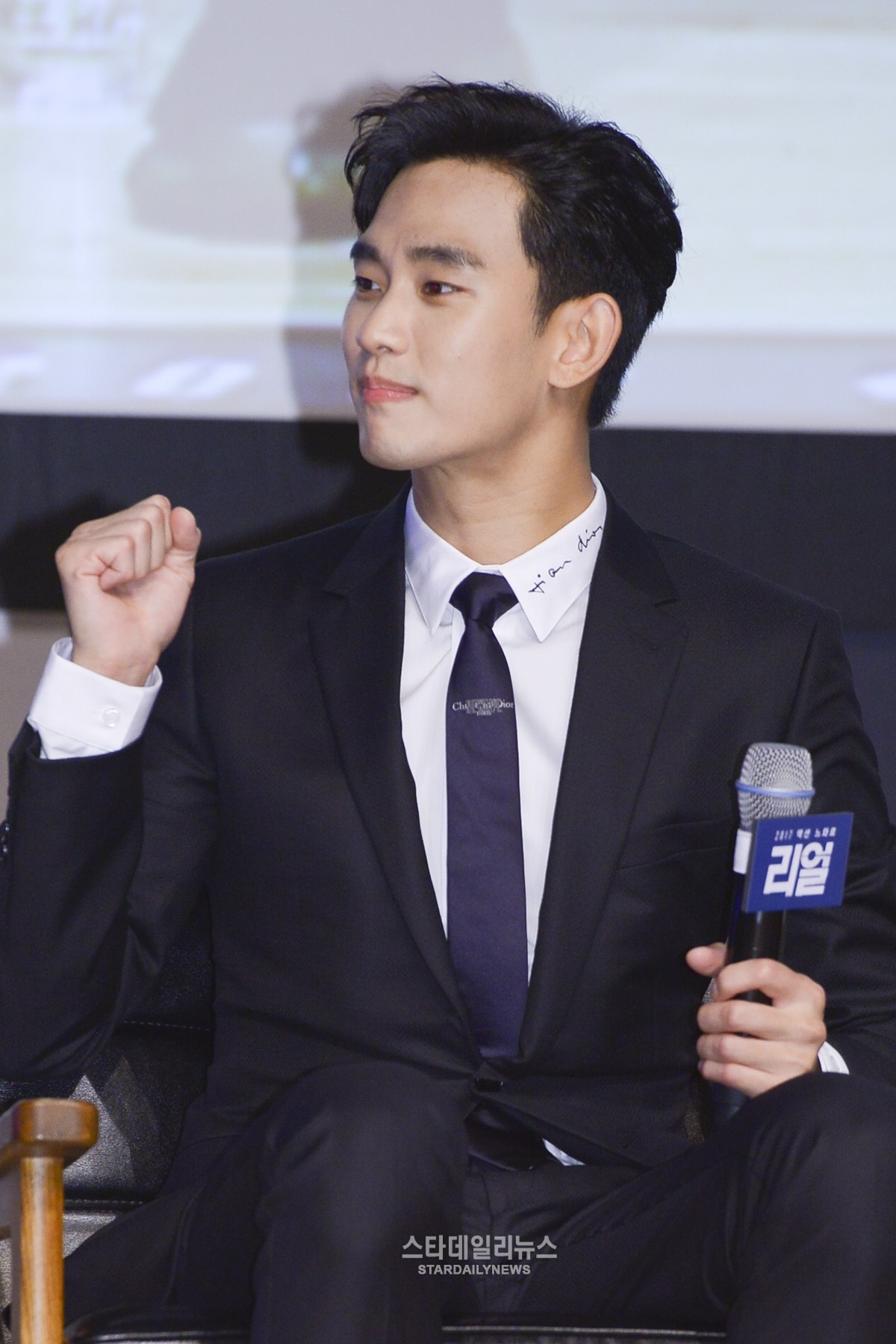 Sulli xinh đẹp, dịu dàng sánh đôi bên Kim Soo Hyun trong buổi họp báo movie mới